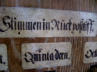 Stellwagen-Orgel, restaurierte Spielanlage, Registerbeschriftung